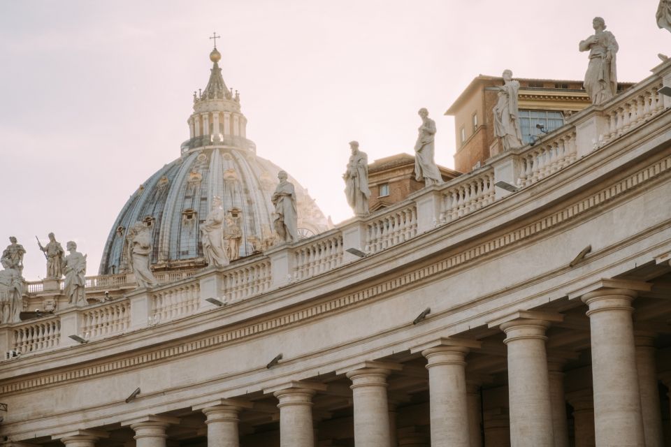 Das Dach des Petersdoms vom Vatikan aus betrachtet