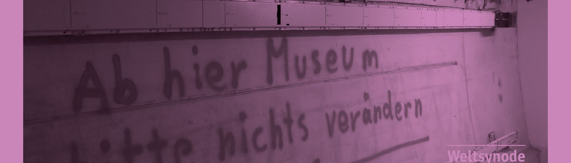 Eine Wand mit Beschriftung: Ab hier Museum, bitte nicht verändern