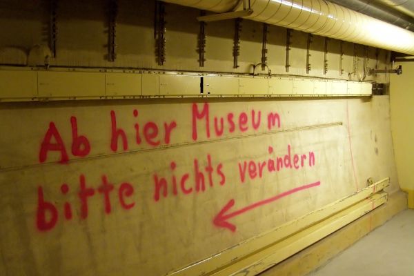Eine Wand mit der Aufschrift: Ab hier Museum, Bitte nichts verändern.