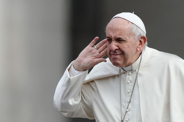 Der Papst hält sich die Hand ans Ohr und macht eine Geste des Hörens